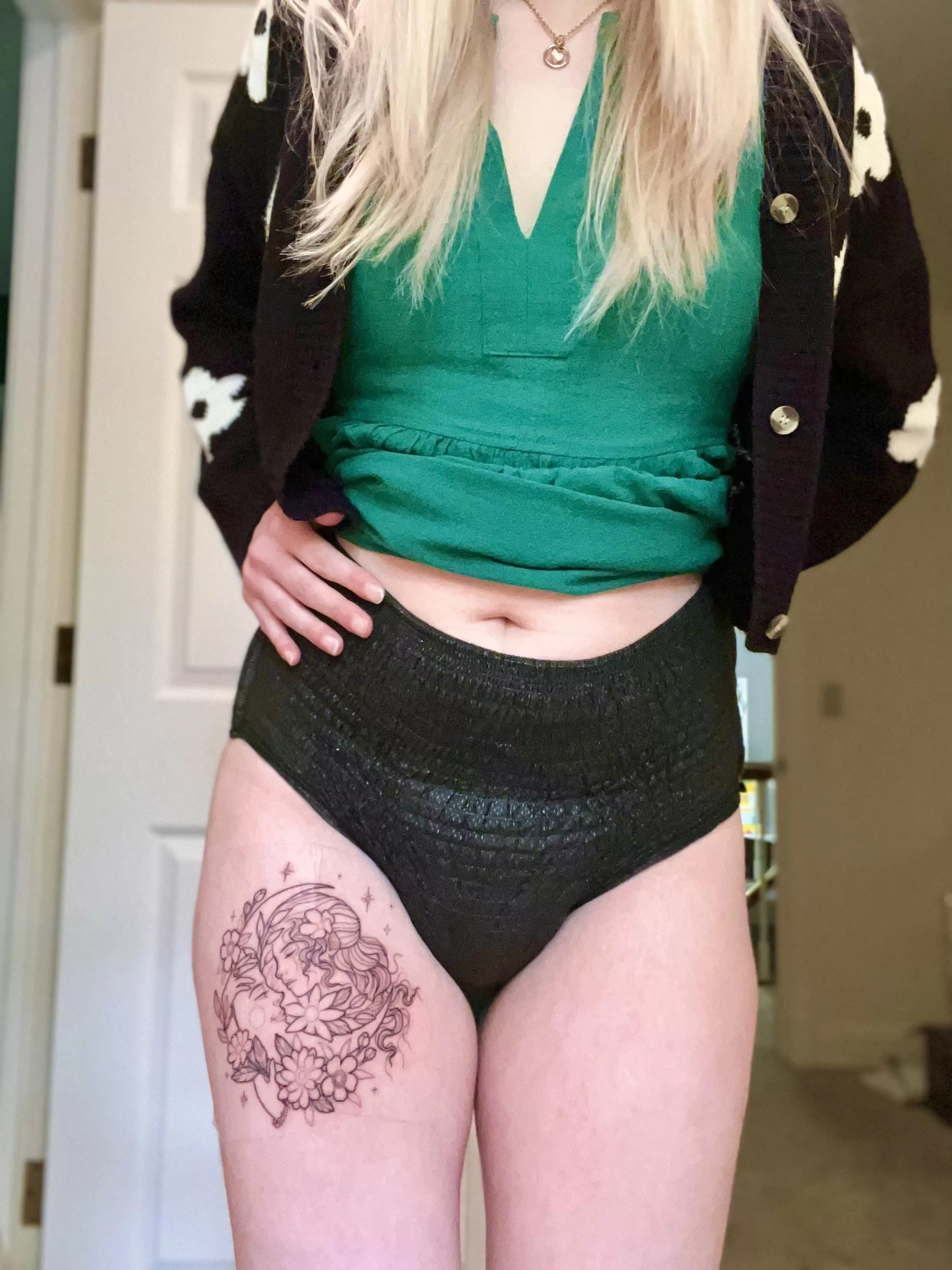 Can't stop showing off 💚 posted by Marzsia