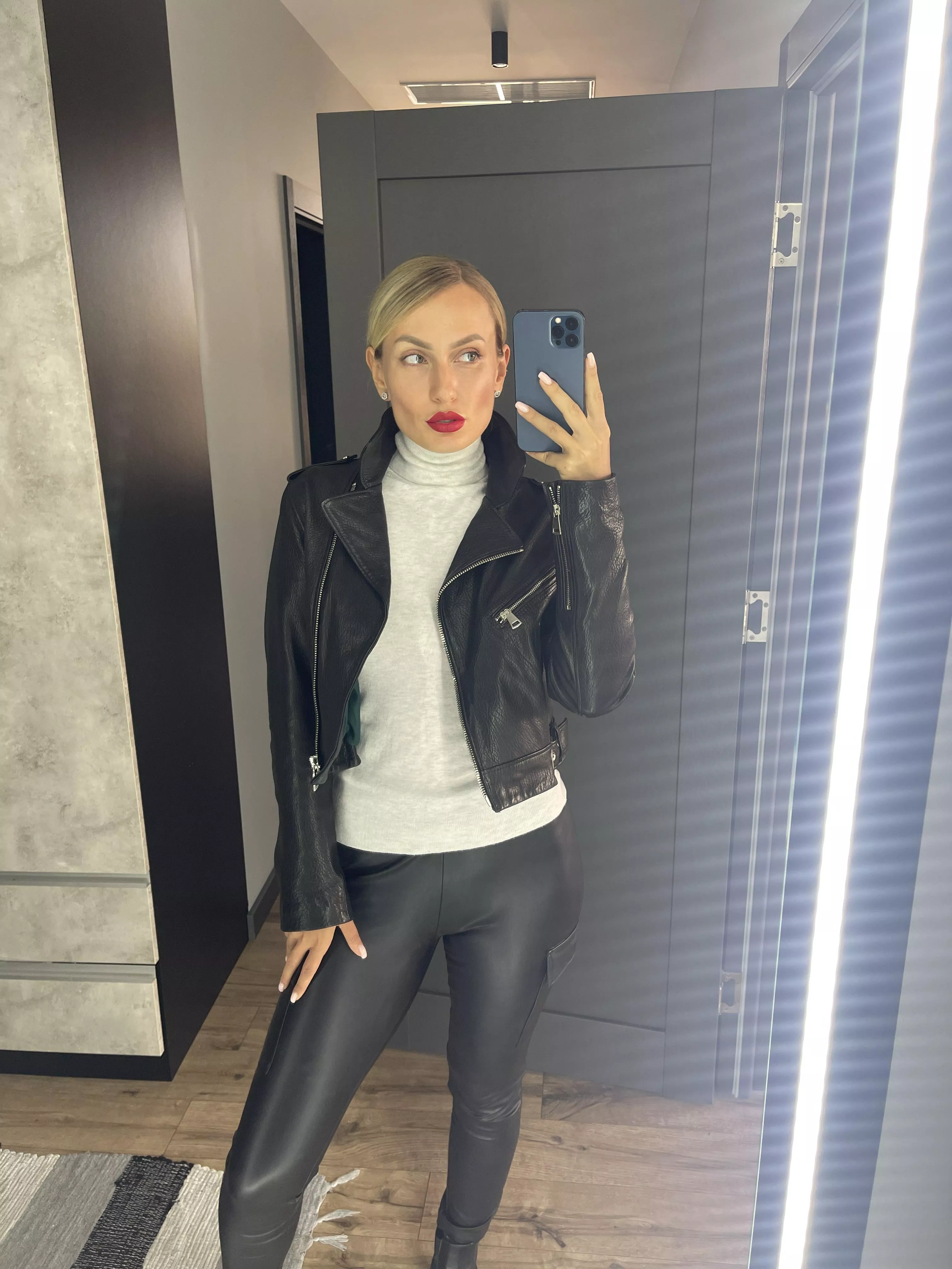 Casual blonde :) posted by shortattach