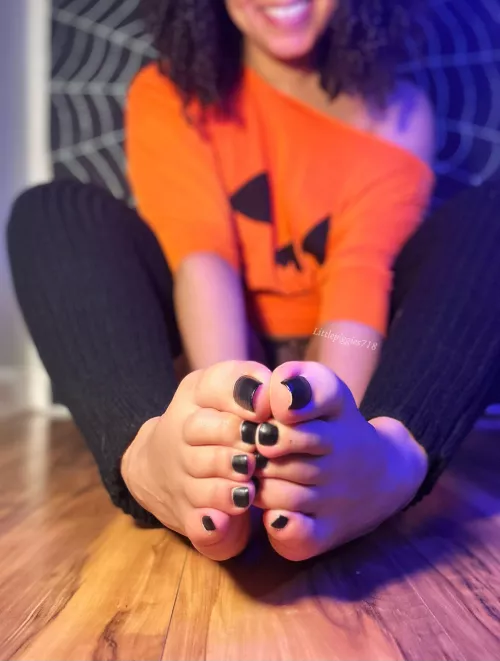 Cute Halloween toes by Littlepiggies718