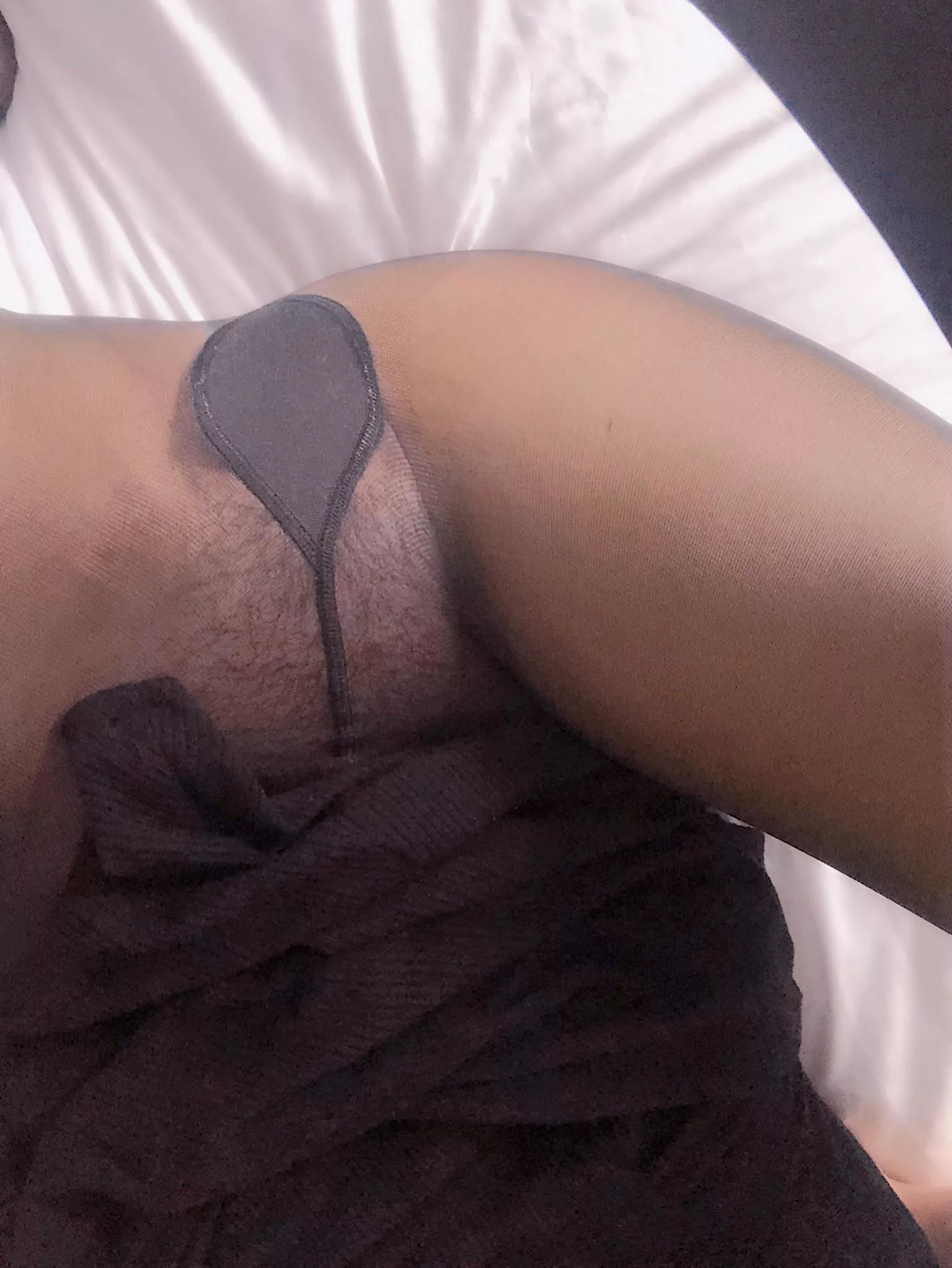 Describe what you see in one word 😗 posted by arab_feet