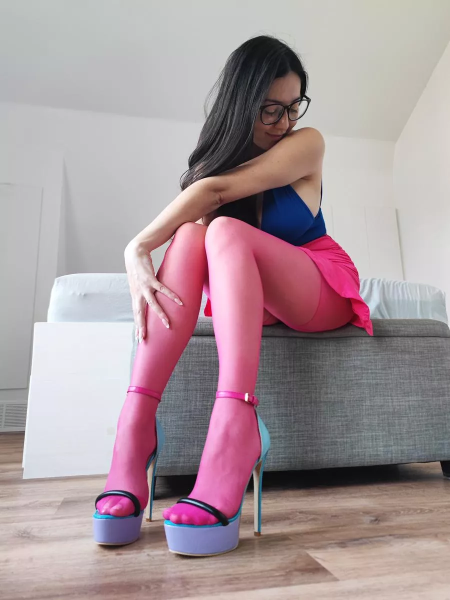 Loving these pink pantyhose posted by HelloSweetAly