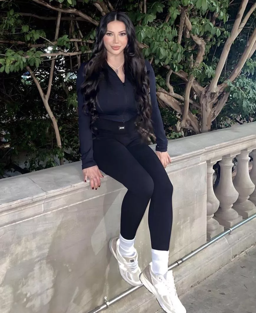 Busty in sweater posted by anonymous123456_