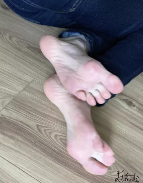 Crossed at the ankles by Elfrida77