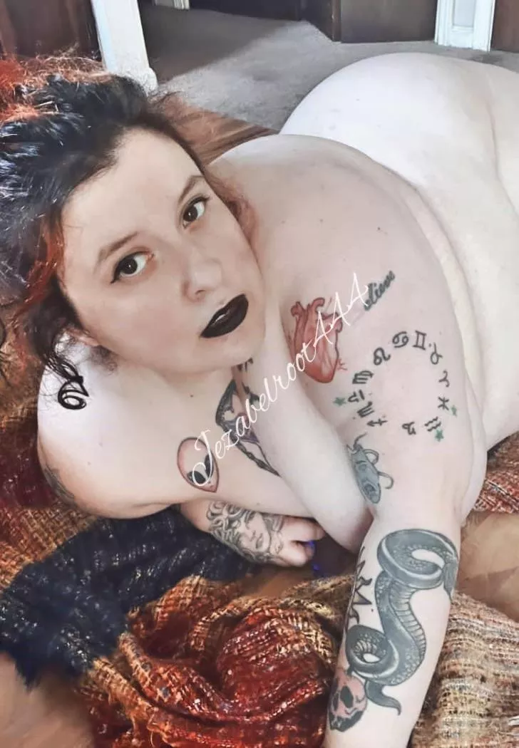 Do you like bbws with tattoos ? 🖤👻 posted by JezabelRoot444