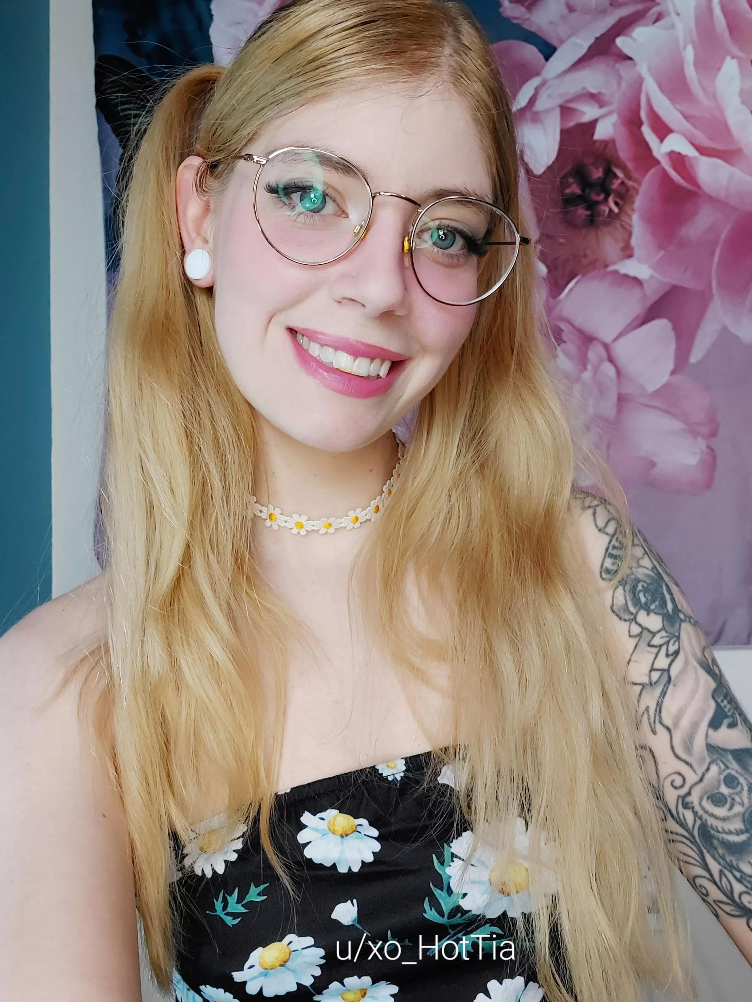 Embracing my geeky blonde self posted by xo_HotTia