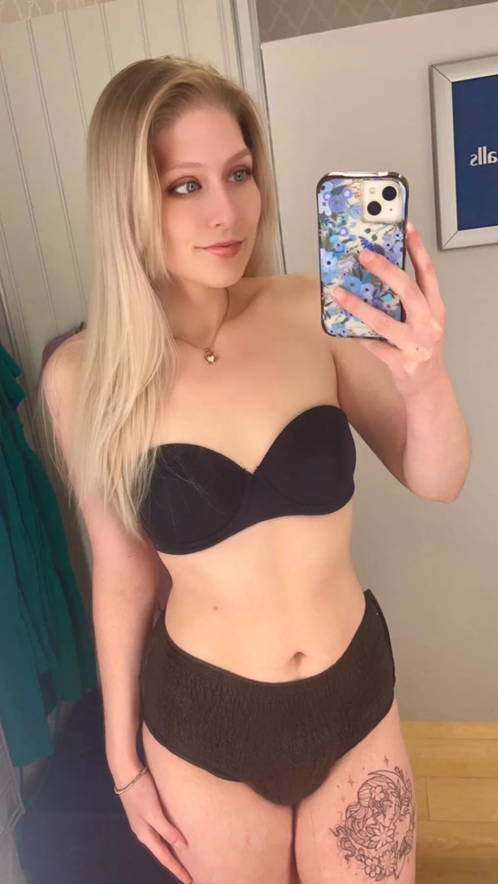 Shopping babygirl 🖤 posted by Marzsia