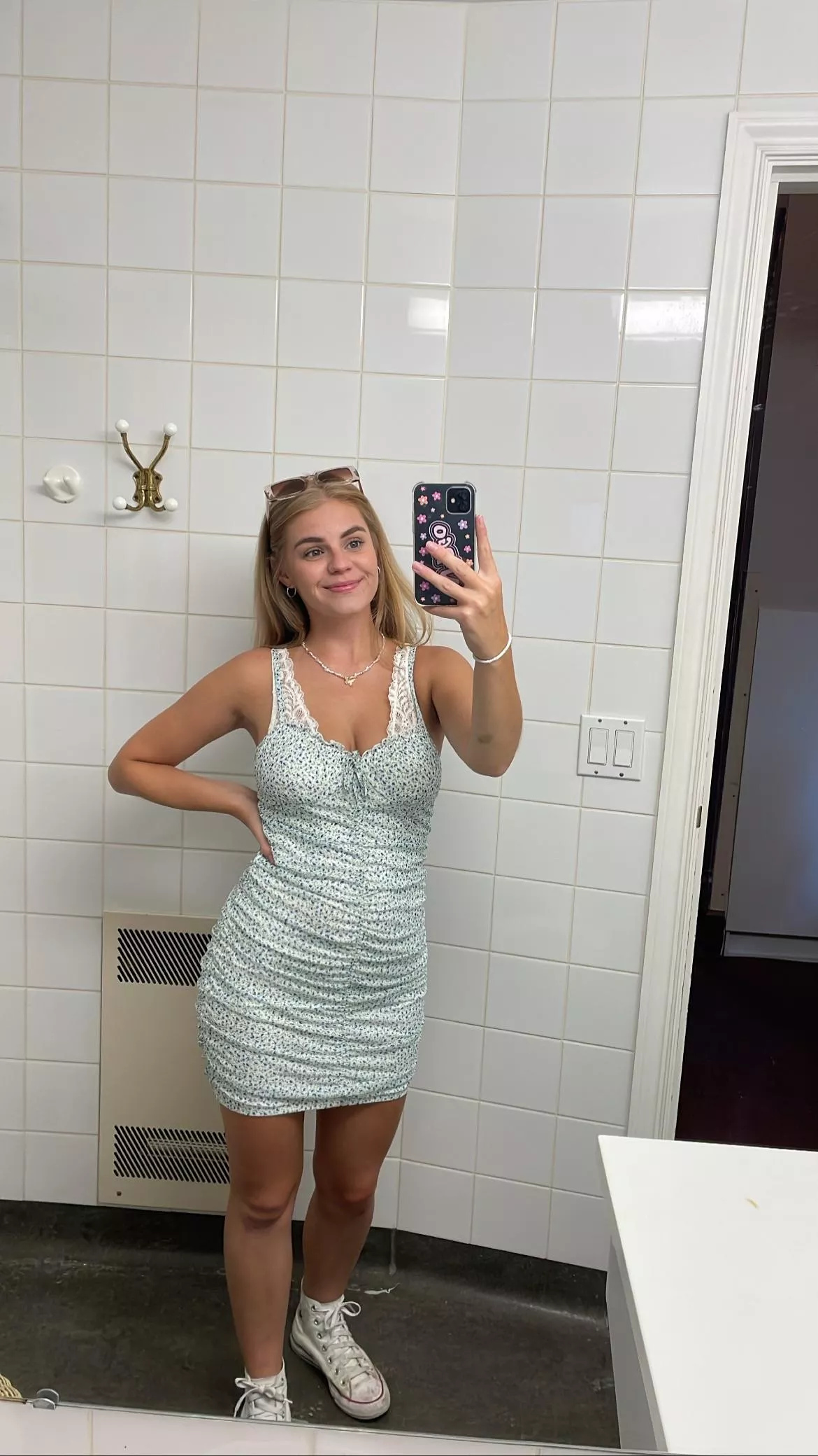 Anyone looking for a dinner date? posted by badbabebilliee