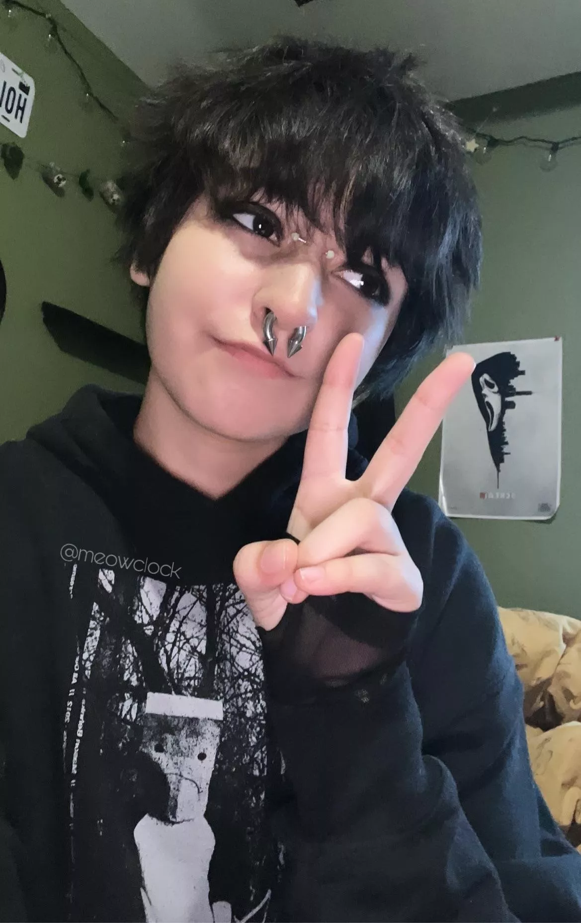 hai [: 🖤 posted by meowclock