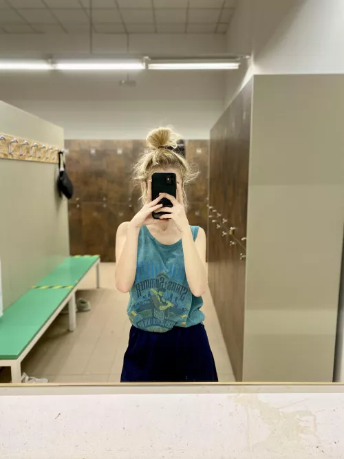 No bra in this photo... it's hidden [f] by borniebb