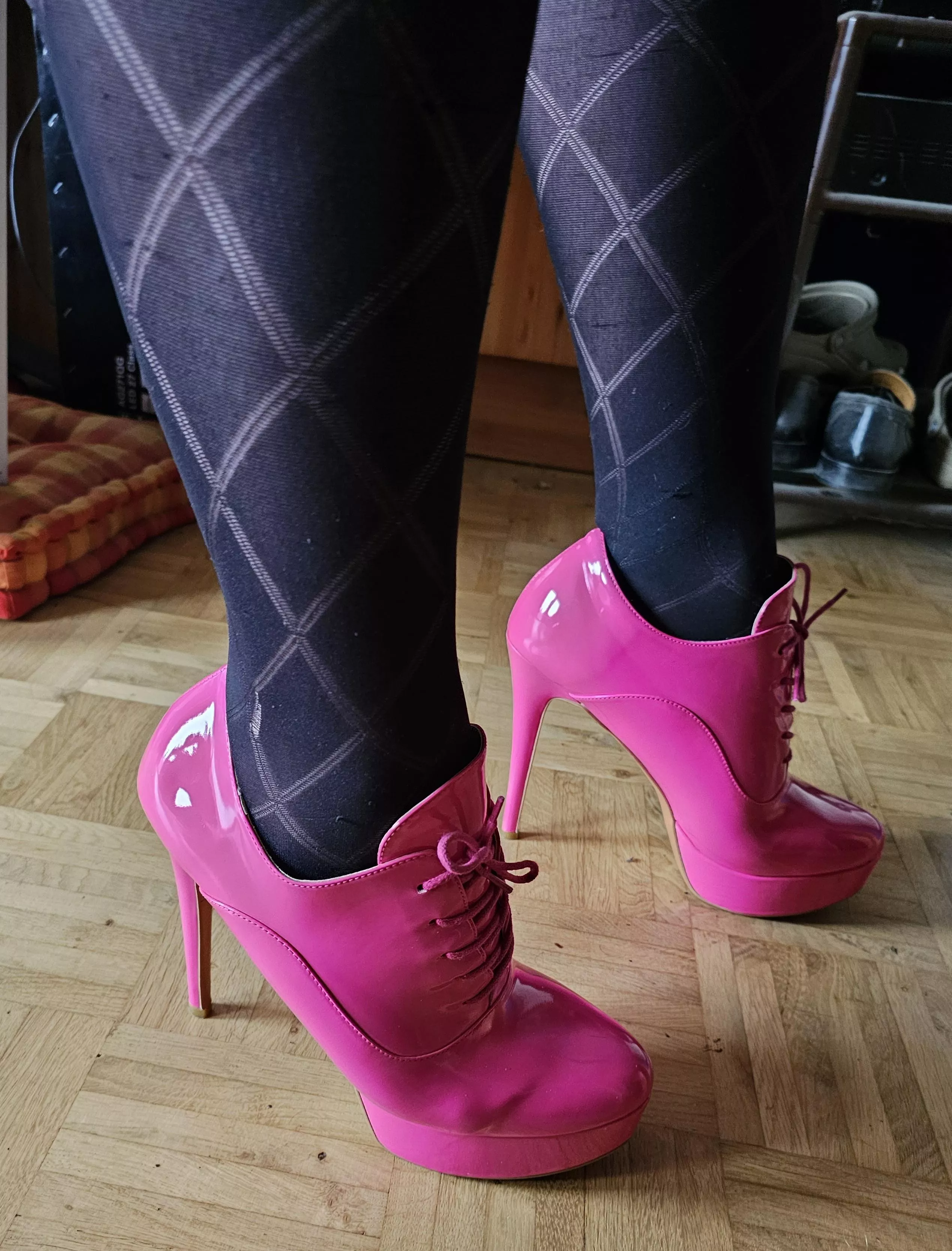 Pink High Heels posted by Phooeenniixx