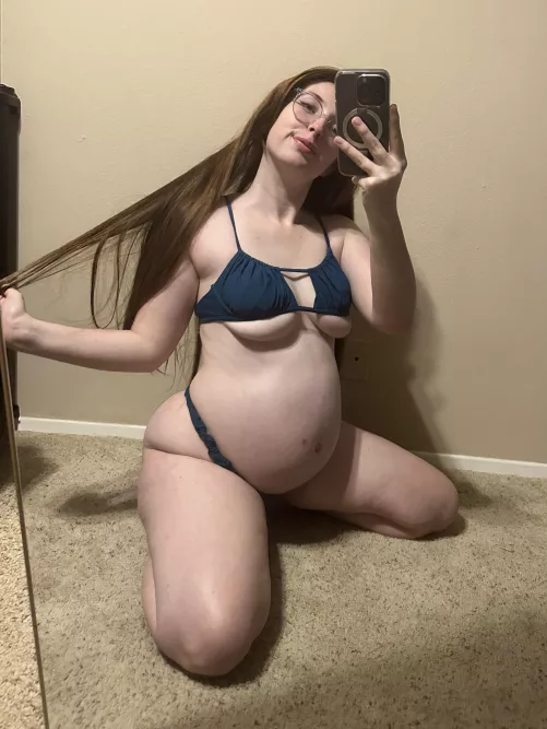 raise your hand if you like pregnant girls by CreativeHazel