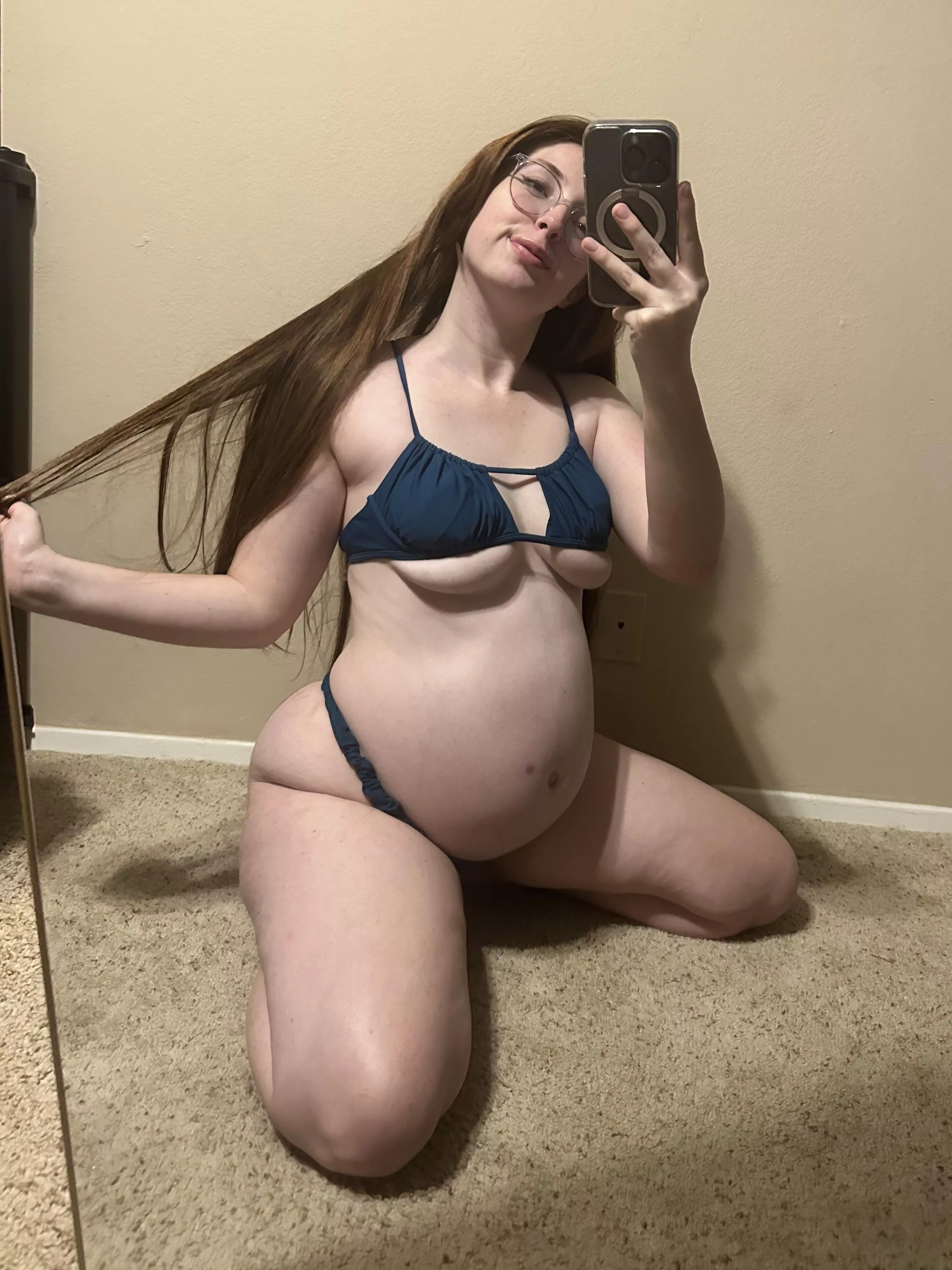 raise your hand if you like pregnant girls posted by CreativeHazel
