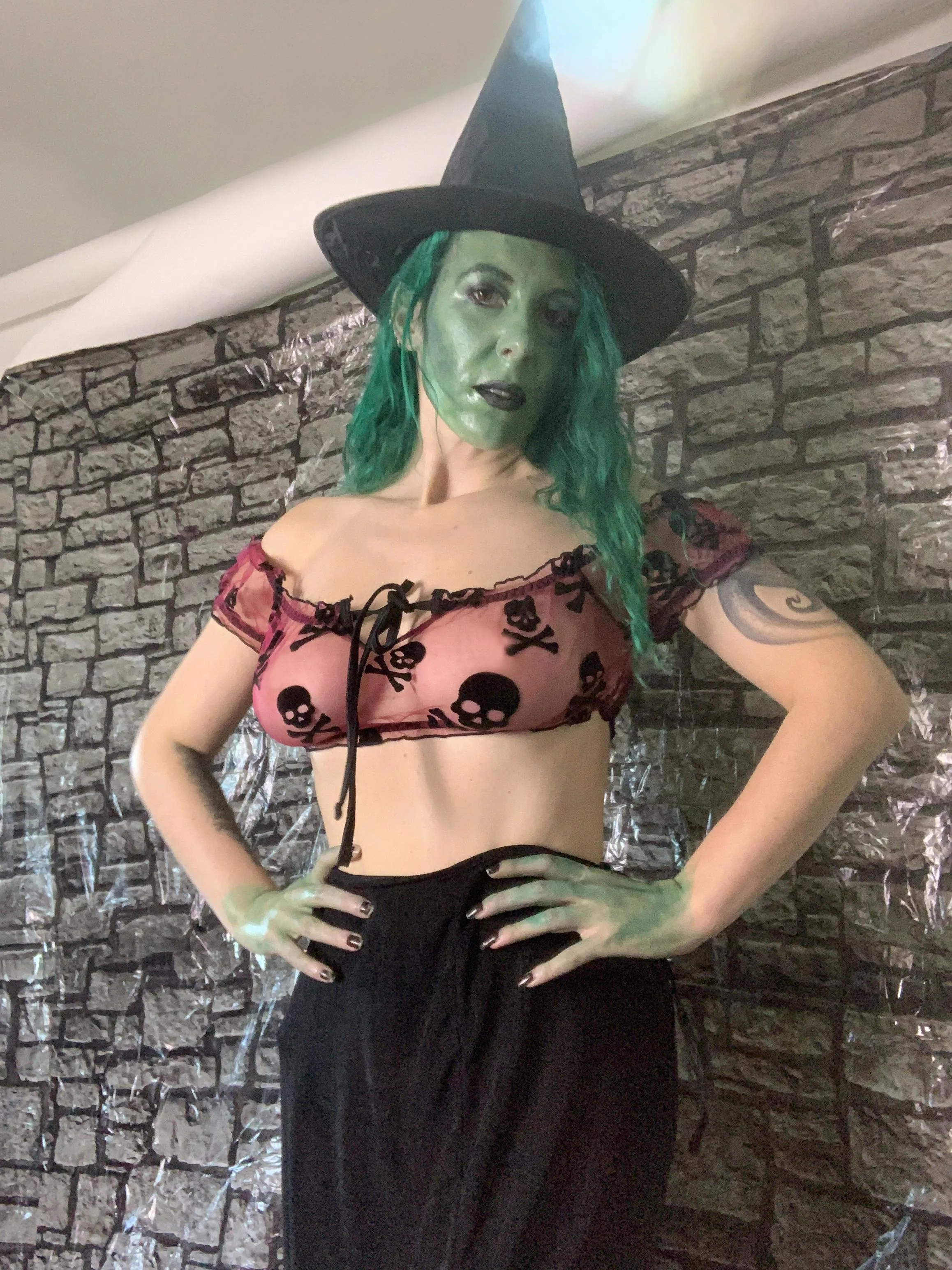 Witchy sexiness posted by sirenskiss3