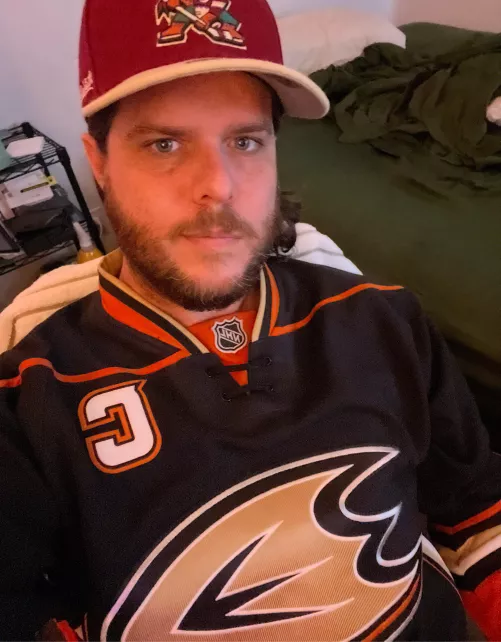 I know conflict of interest 😂 any other gaybros watching hockey tonight? Anyone can hmu too by HeyStarlight