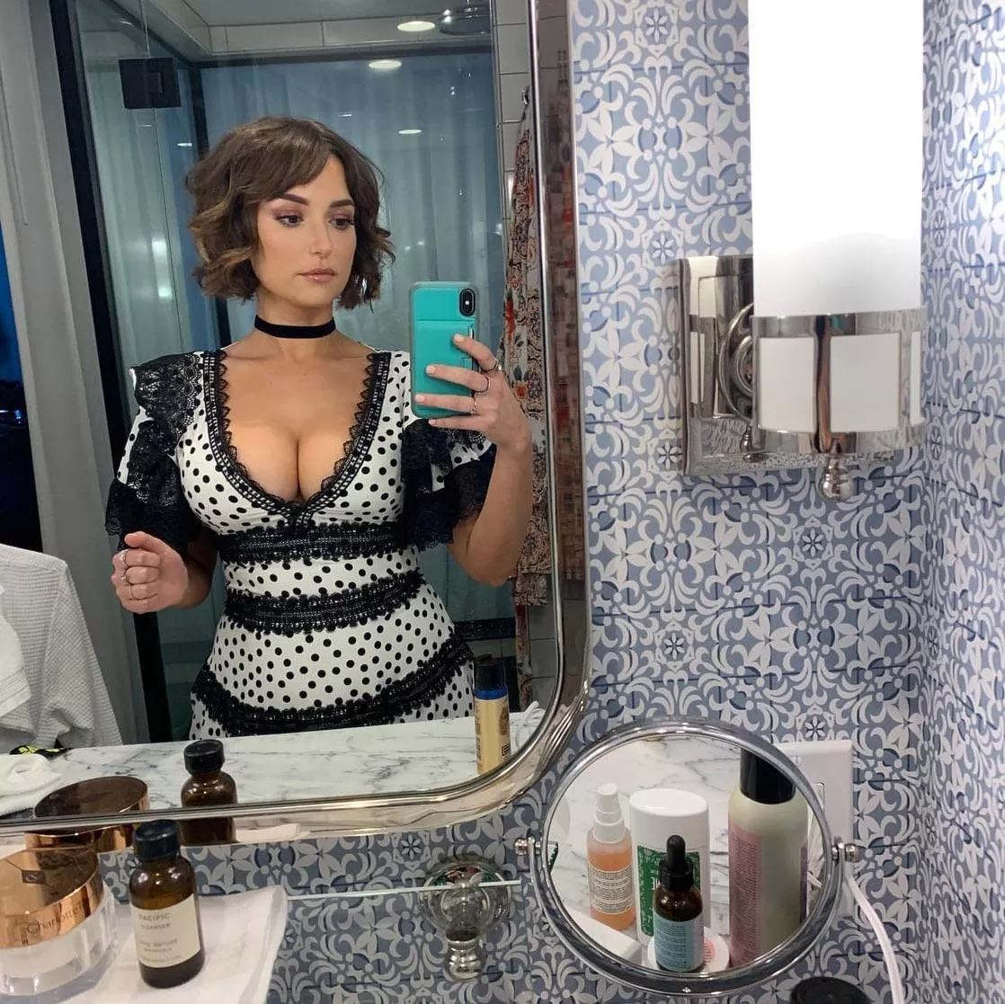 Milana Vayntrub posted by Metflexel