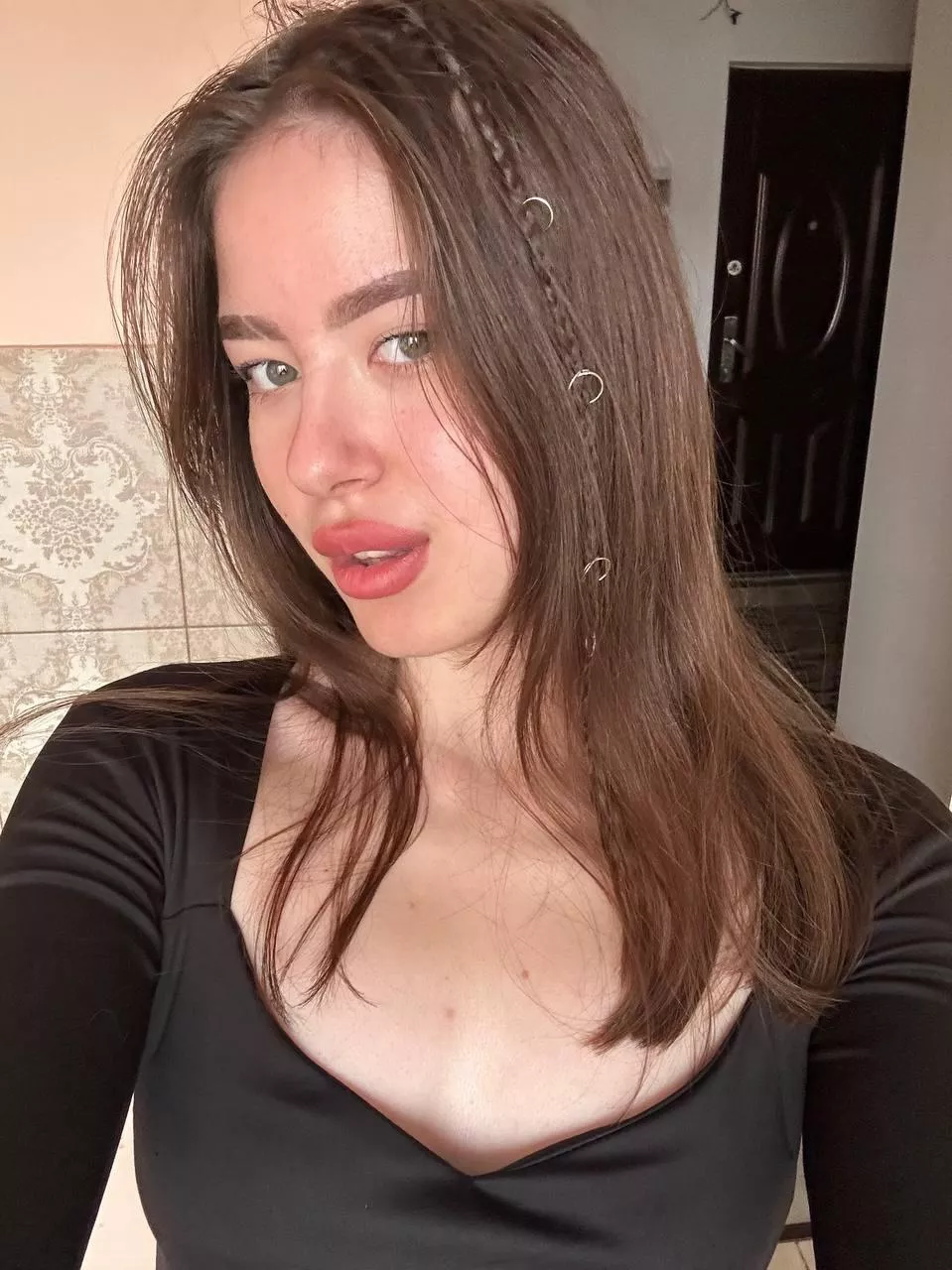 selfie without makeup posted by Yummy_Strawberry_535