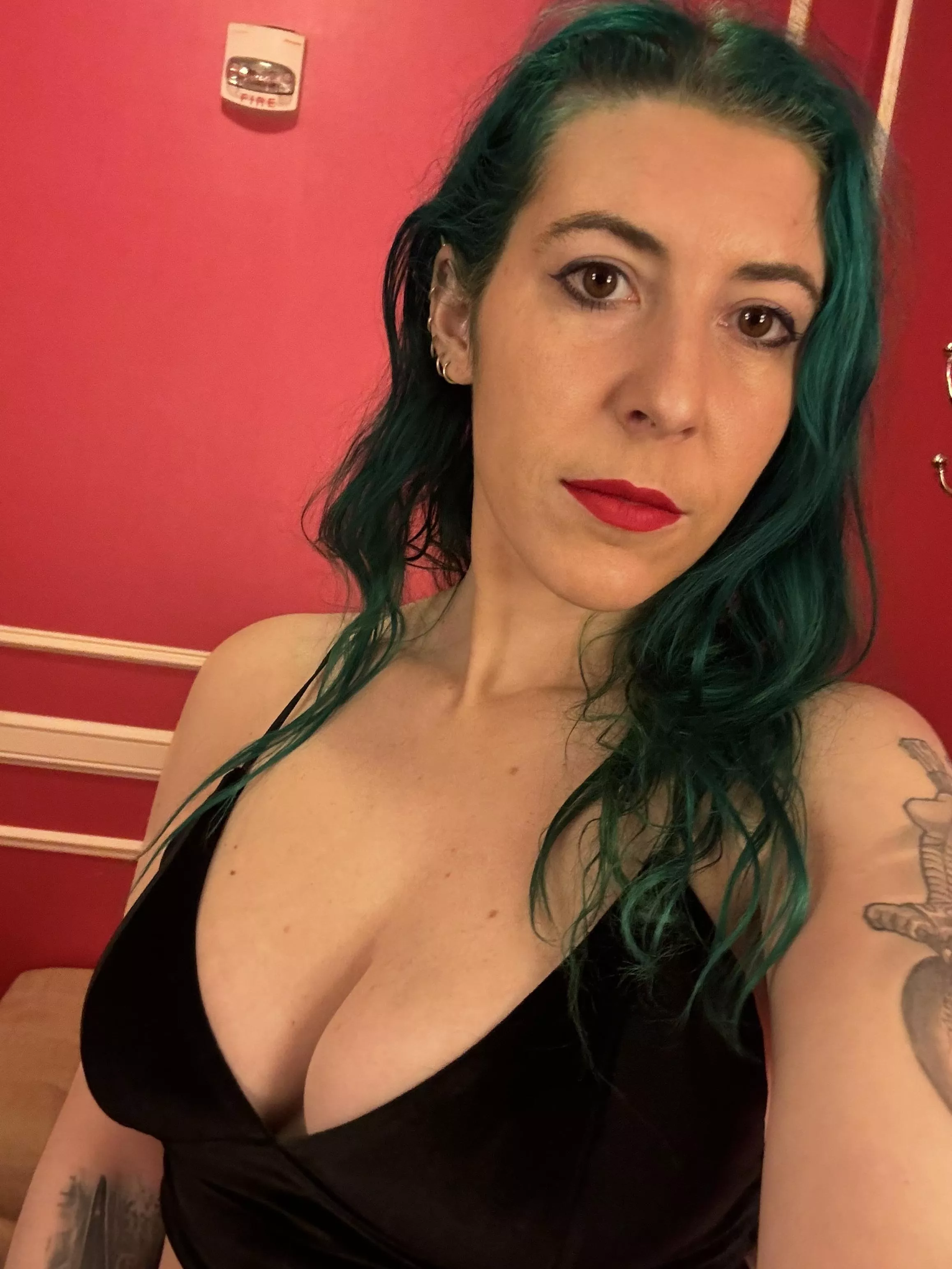 Velvet cleavage posted by sirenskiss3