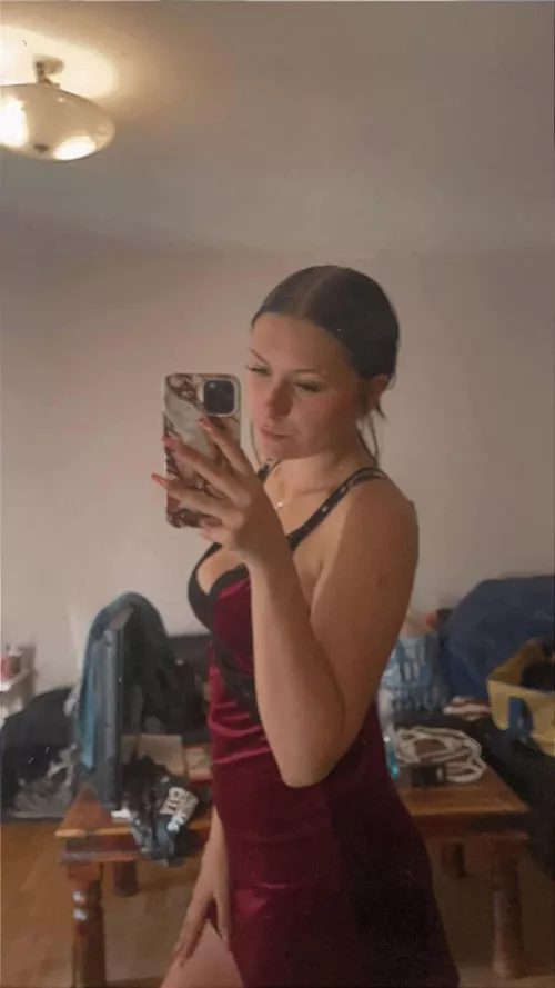 Vill ni se vad som finns under nattlinnet? by Mediocre_Unit_7207