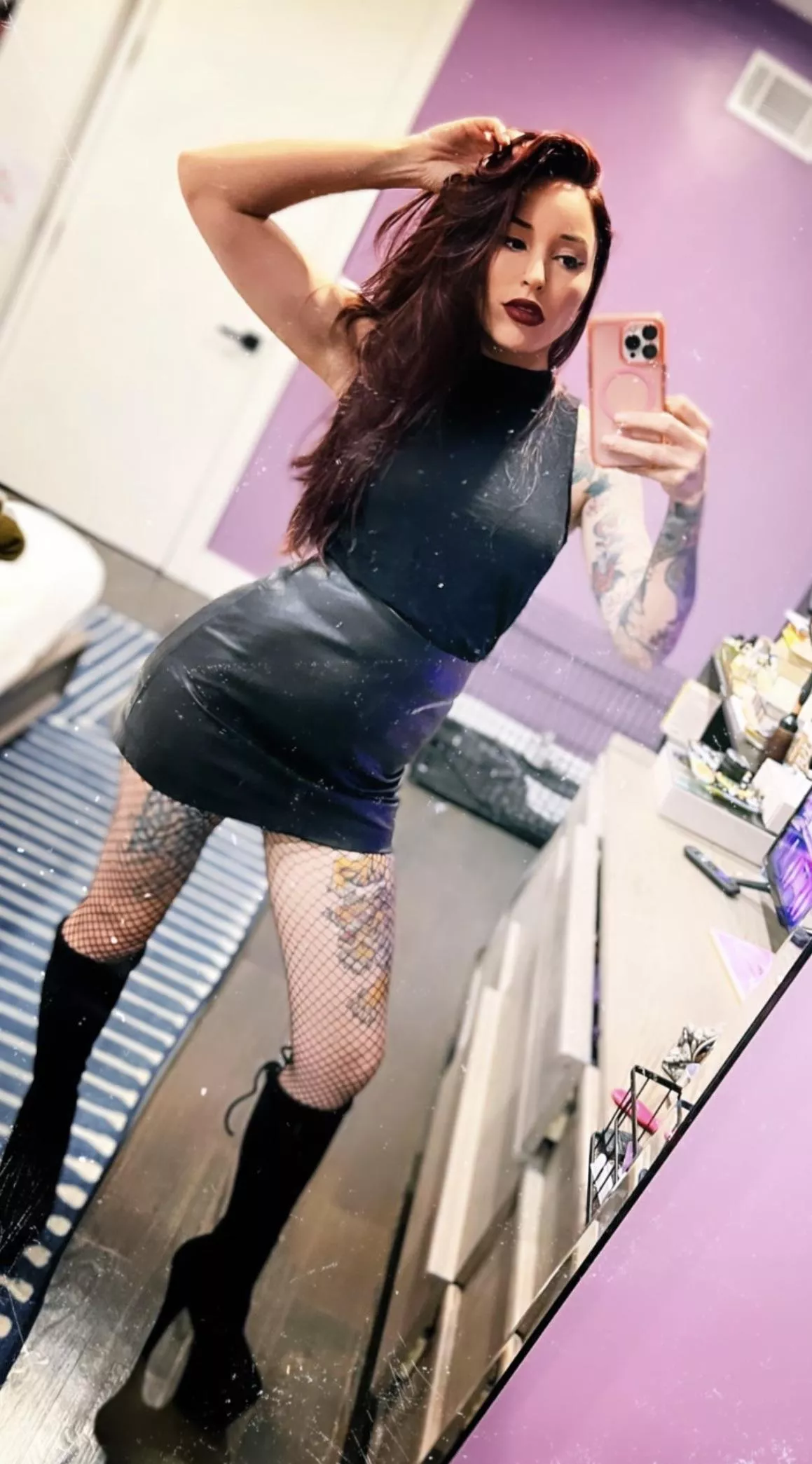 HBIC vibes in my favorite leather mini skirt 😏 posted by elgatogorda