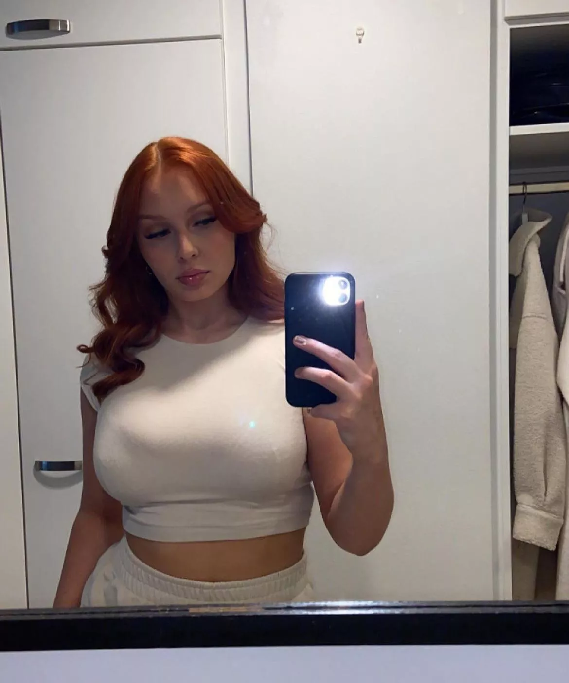 Busty beaut posted by FlashyIllustrator738