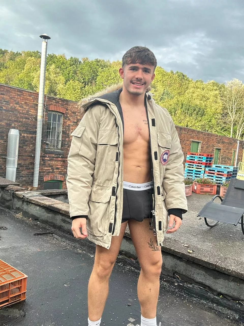 Do you like my bulge? 🤔? posted by miserablythirstyst