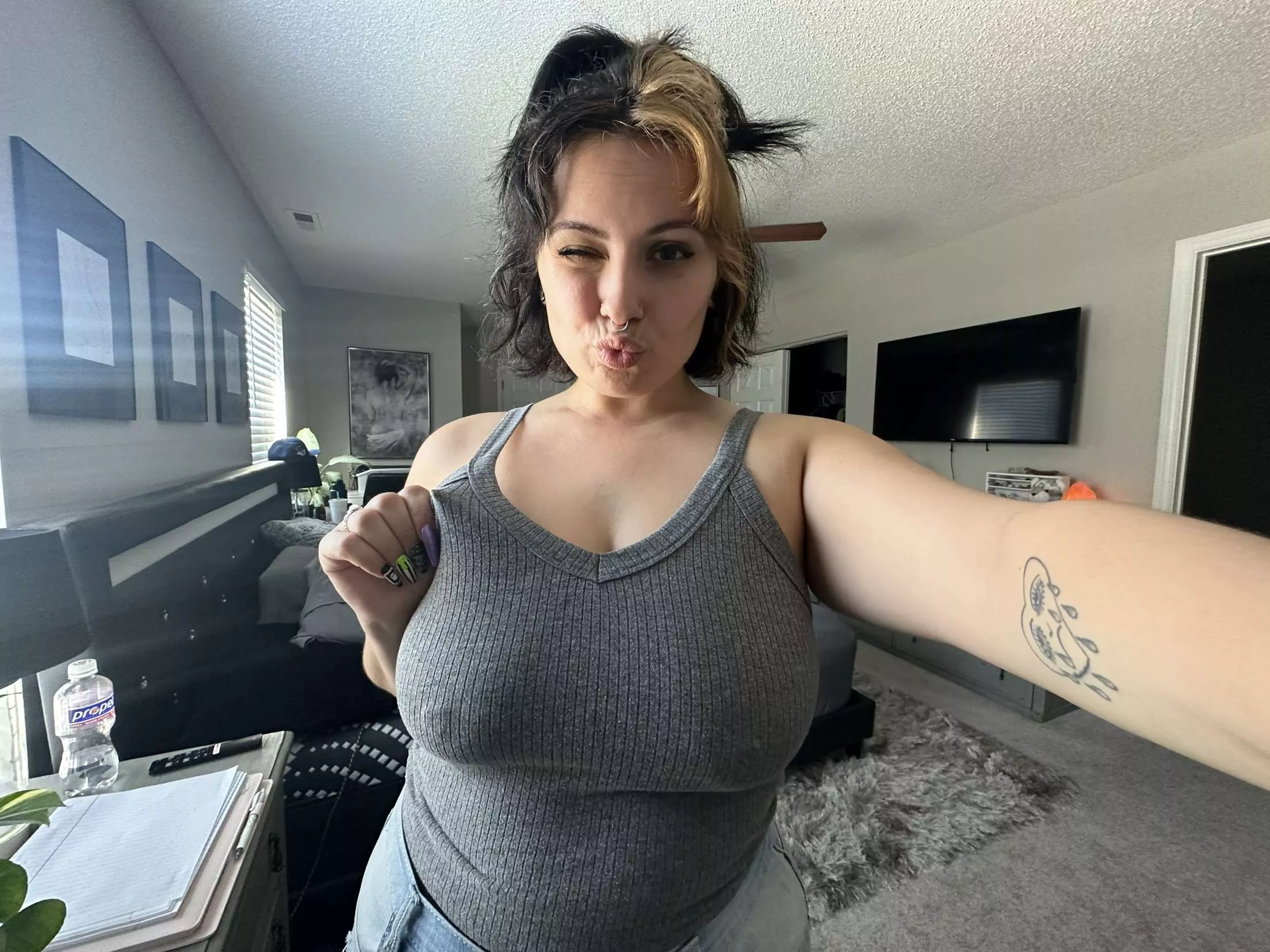 Hey handsome how you doin? posted by desssybb