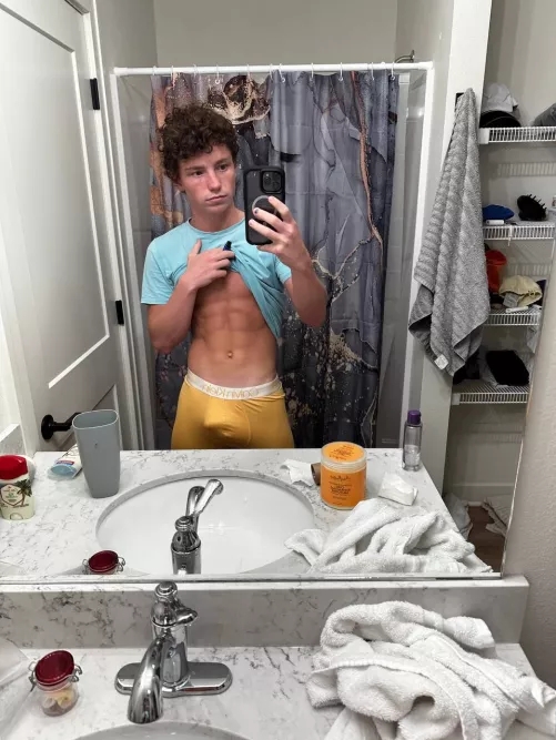 looks bigger in yellow by jacob-dyl