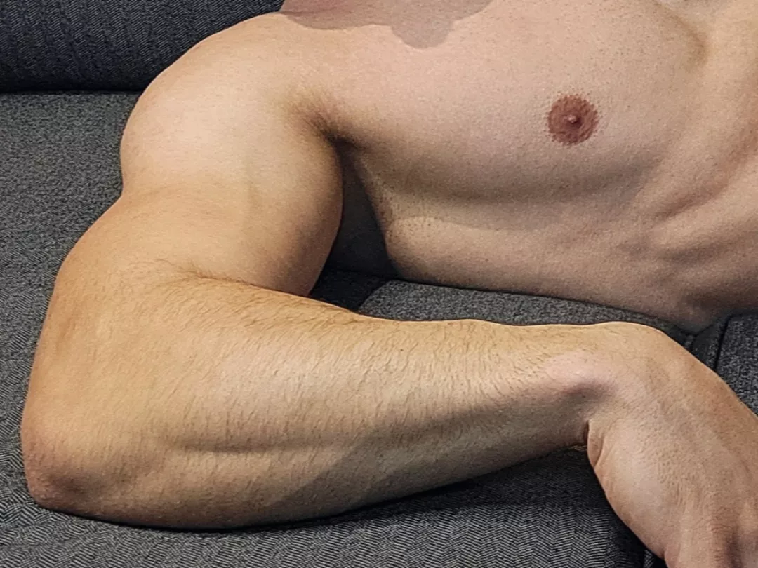 Relaxing on the couch 😌.. posted by John_fitness91