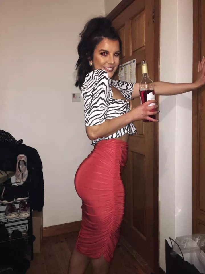 Very tight skirt posted by gjkg689