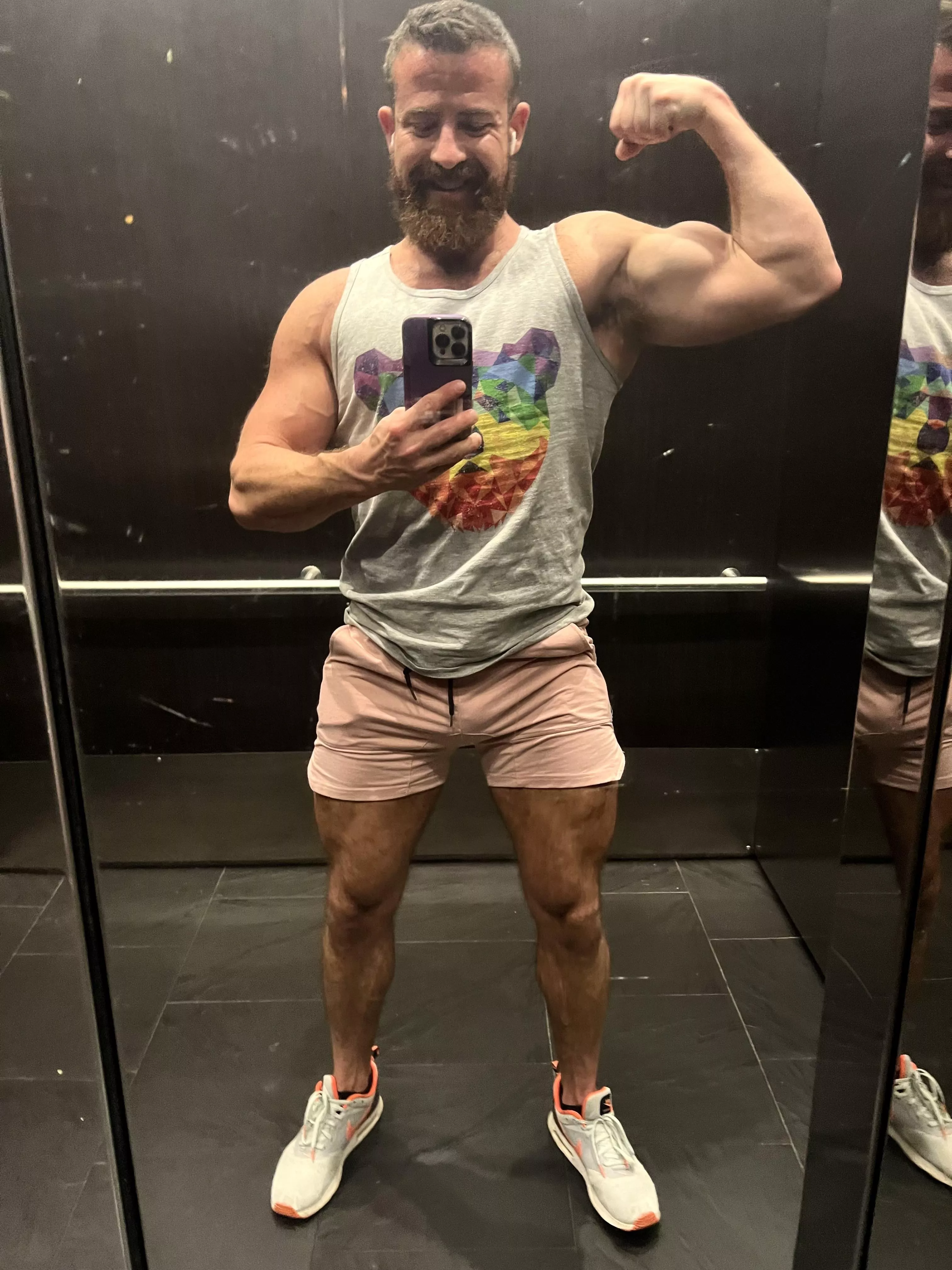 Flexing in my elevator posted by FunnOnABunn