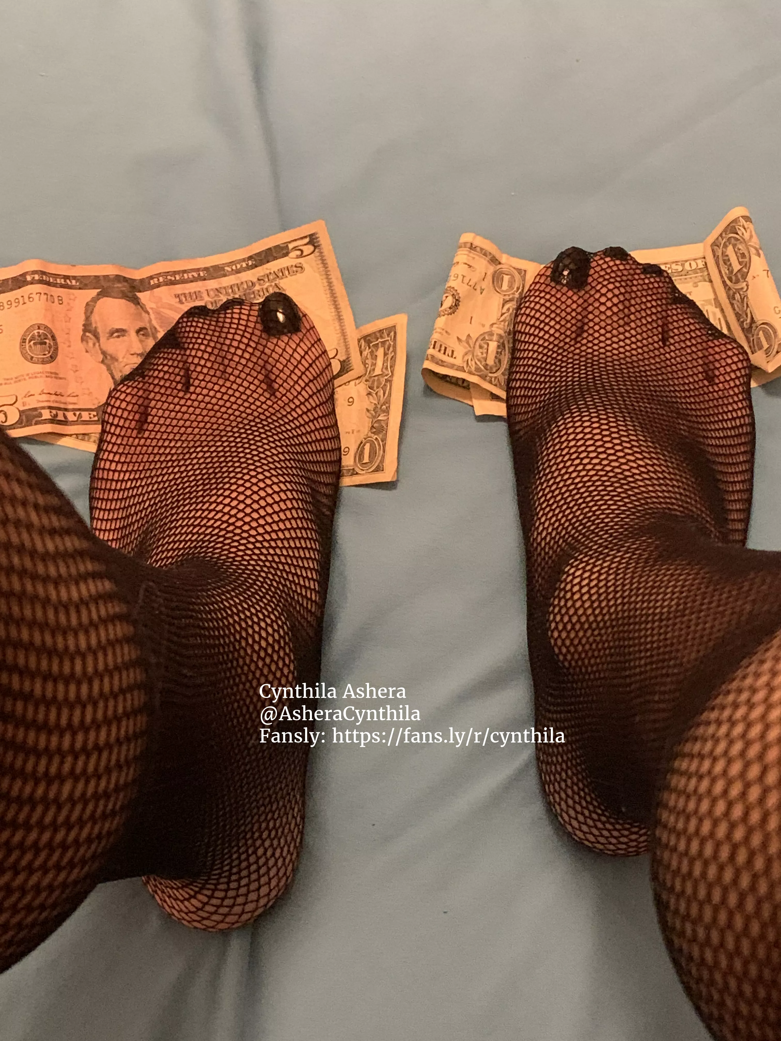 My feet look so good stepping on cash, don't you agree? ♥ posted by Ashera_Cynthila