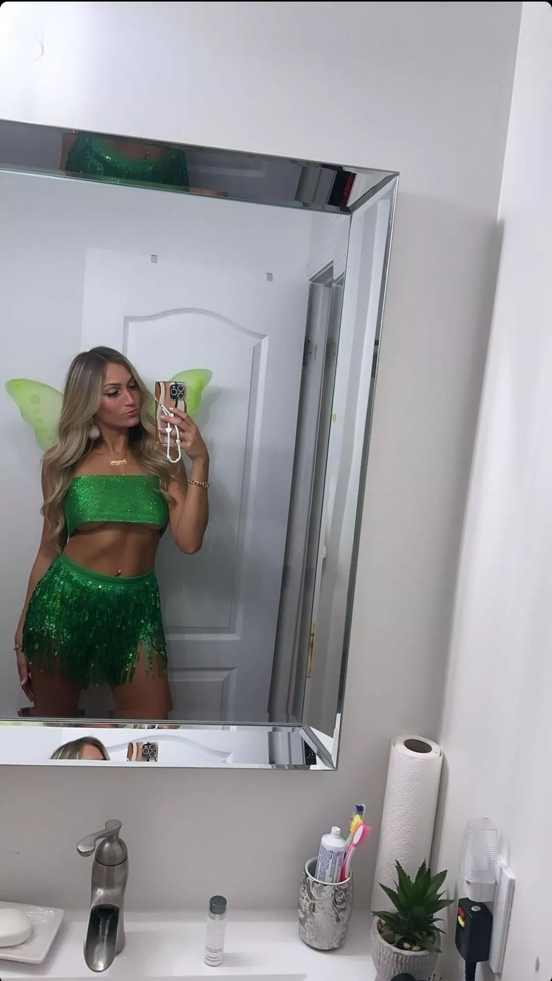 Tinker Bell posted by olive_oil_twist