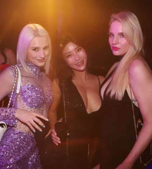 Gala Gals by whitetoweltw