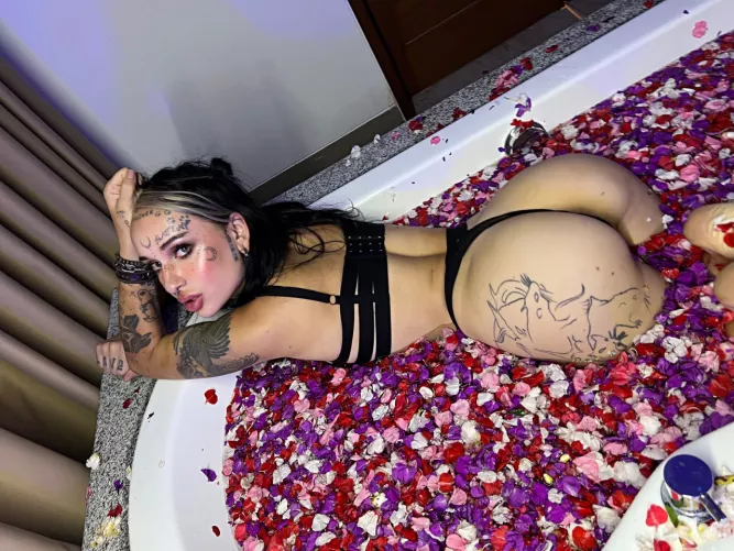 Guess my age by my ass shape, win a prize! by thespottyhumility