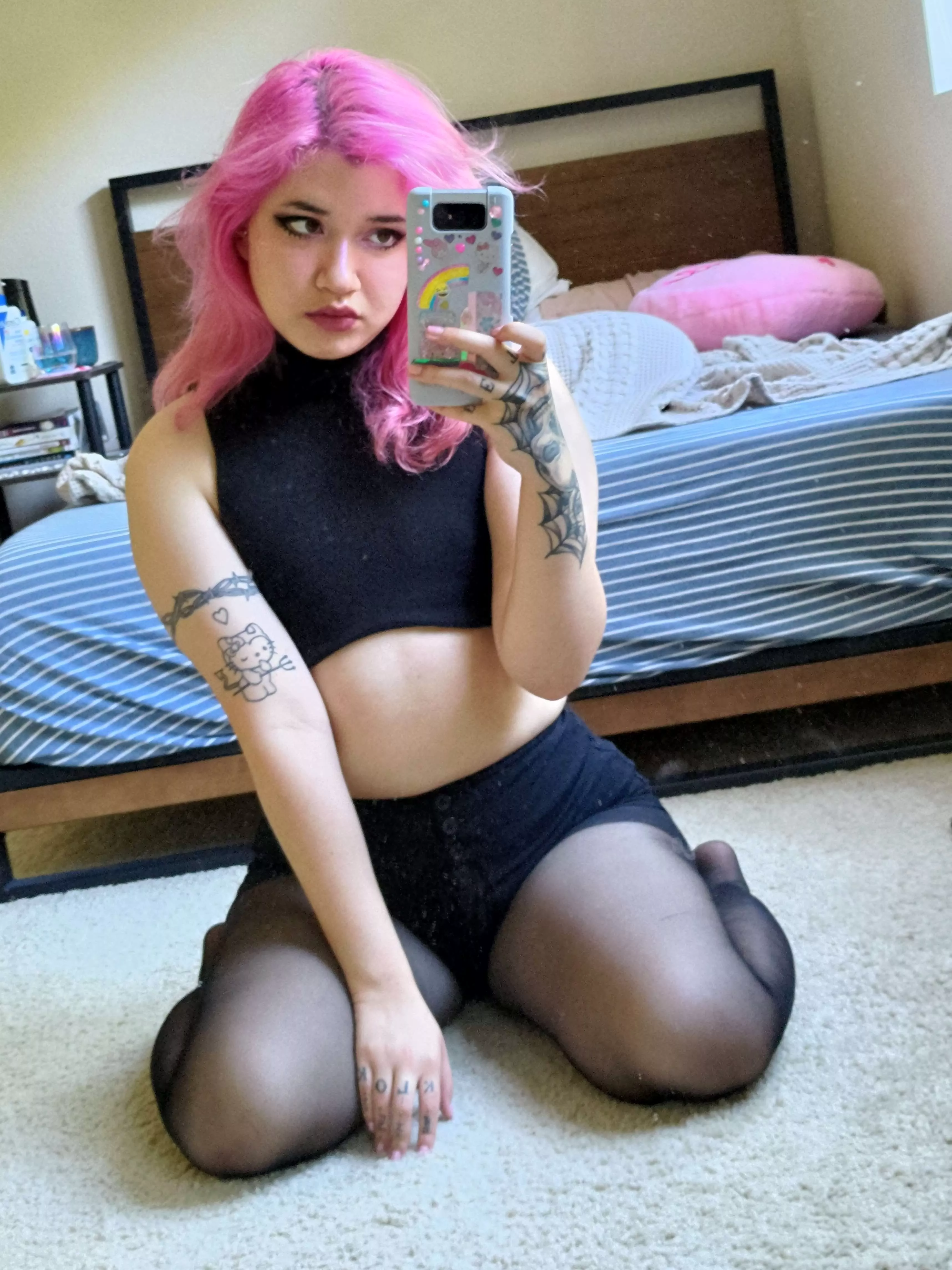 Hi 🖤 say it back~ posted by RainbowValentine