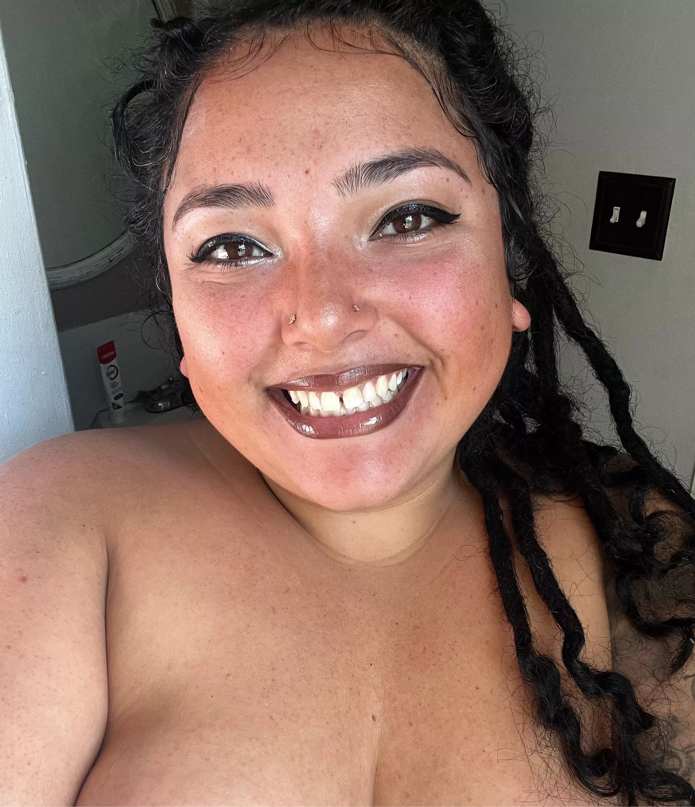 Just a lil pretty BBW dropping in to say hello 💕👋🏼 posted by LilMamaStoney