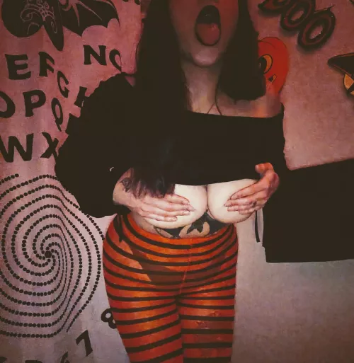 Let's help each other out 😏 by Mommanatrix_