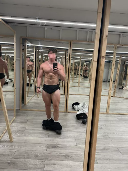 25, any good looking guys around for a chat? by thealertvist