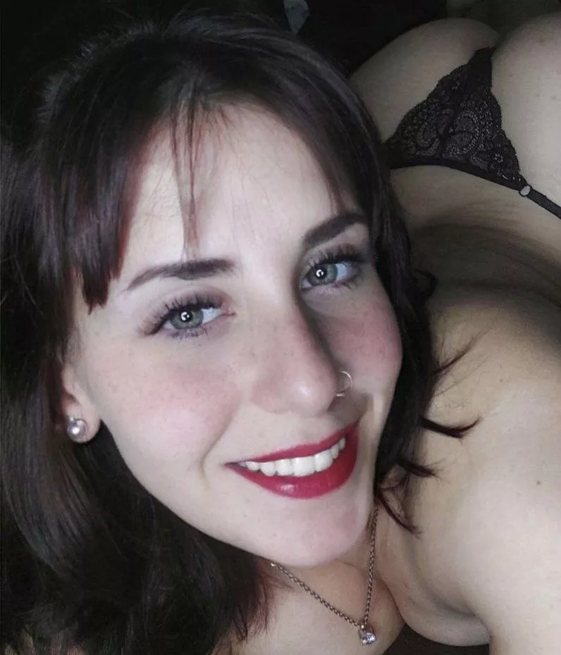 A Latina that needs some company 💑 posted by familiar_mouthpiece