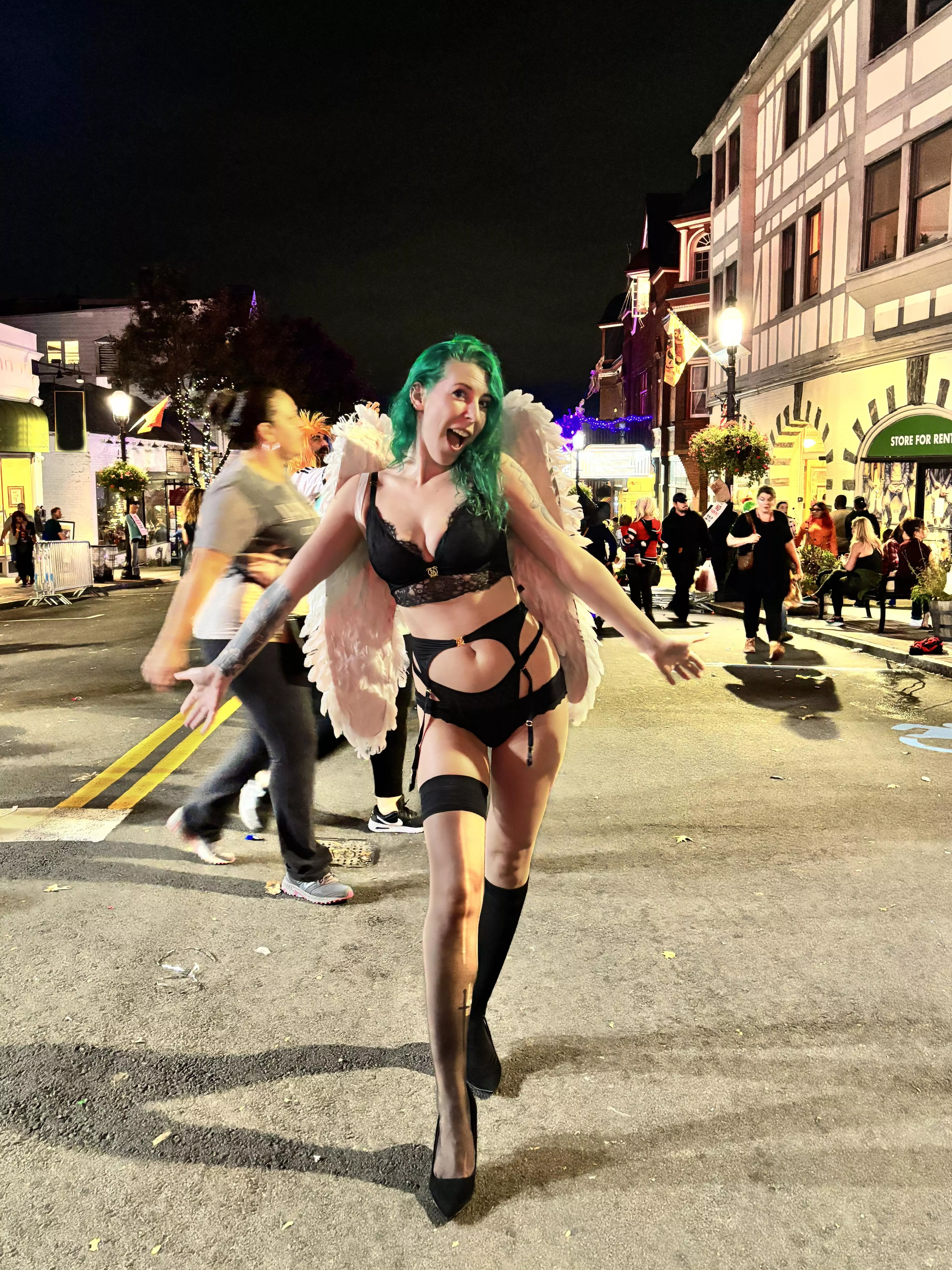 Full lingerie this Halloween posted by sirenskiss3