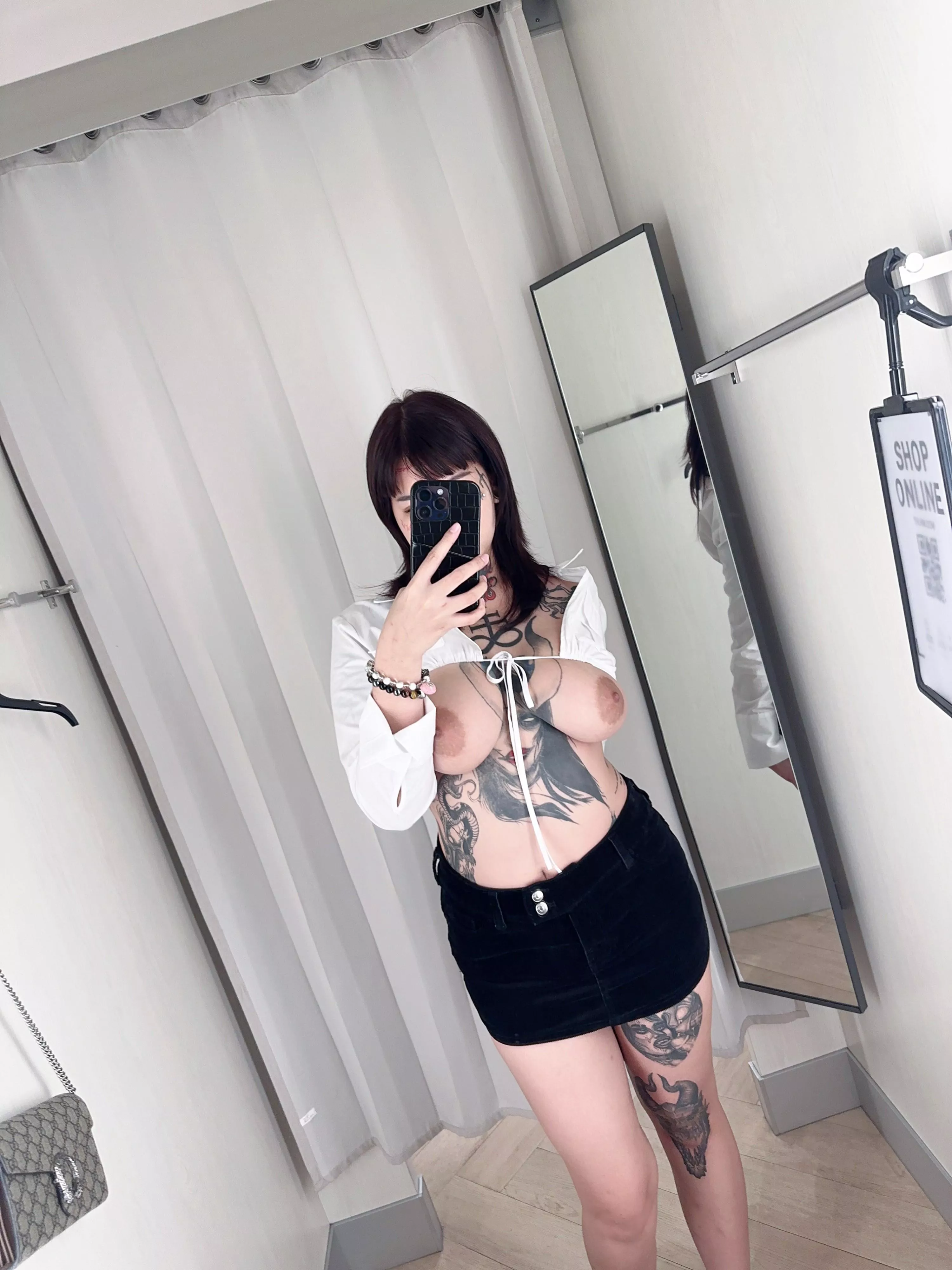 Hello💕 posted by happsre