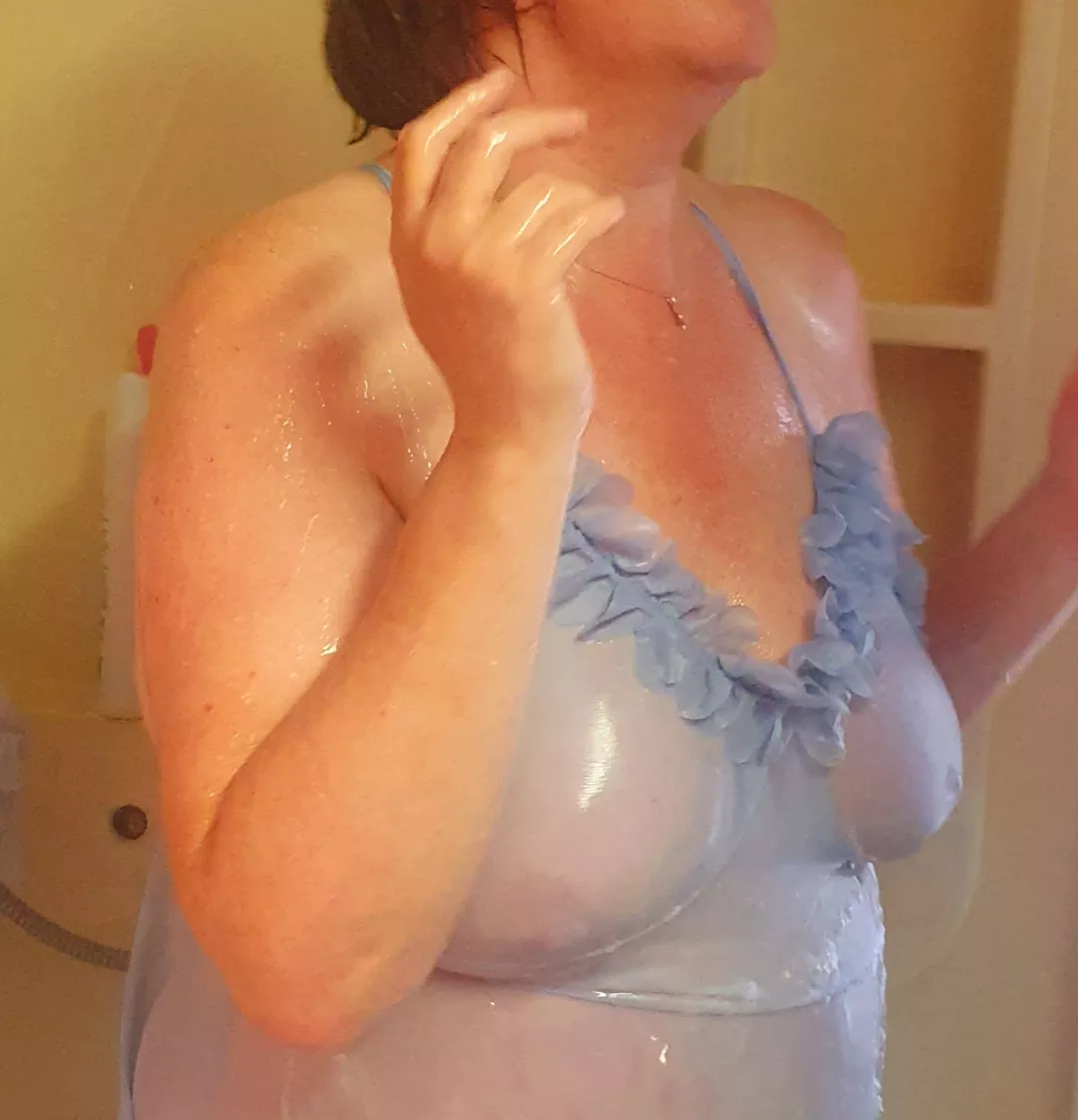 Laurence sous la douche posted by Ok_Kitchen_136