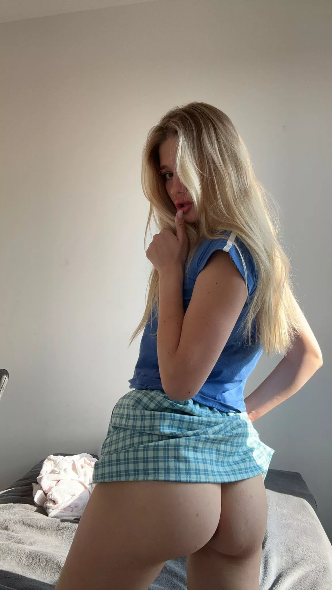 Mini skirt and no panties posted by FridaMatheson