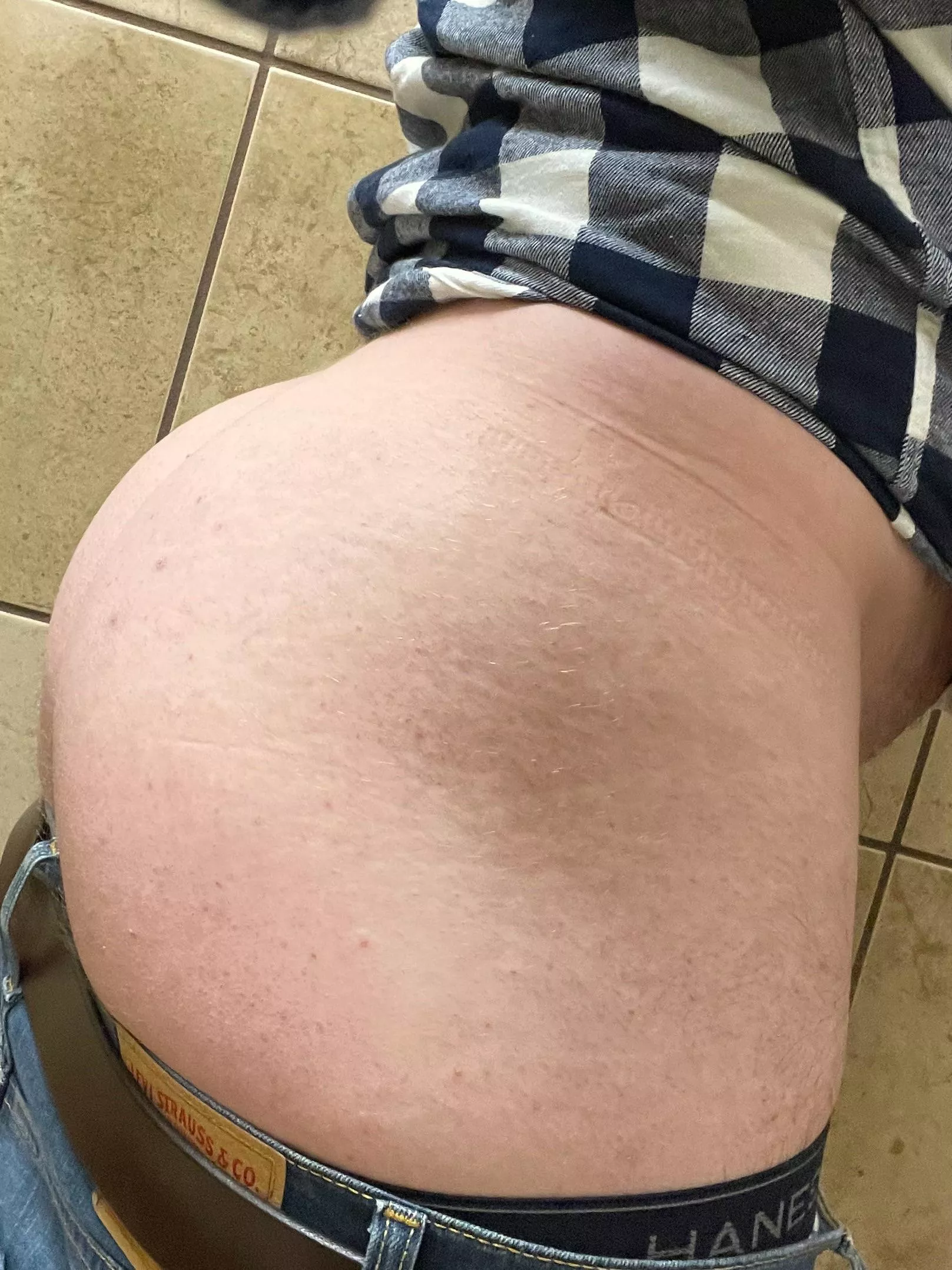 Break from work to show my behind. posted by bsportsvids