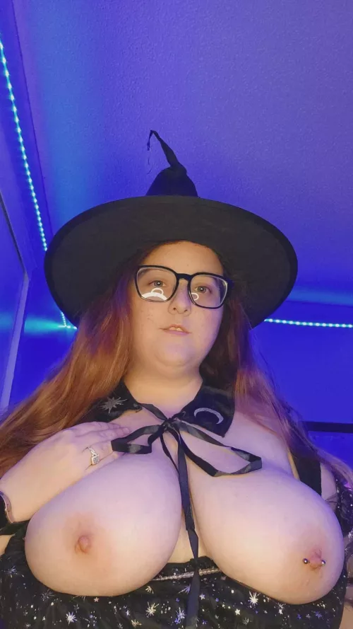 Happy halloween everyone! by Maeve_4444