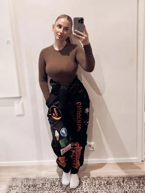 Hot in brown by FlashyIllustrator738