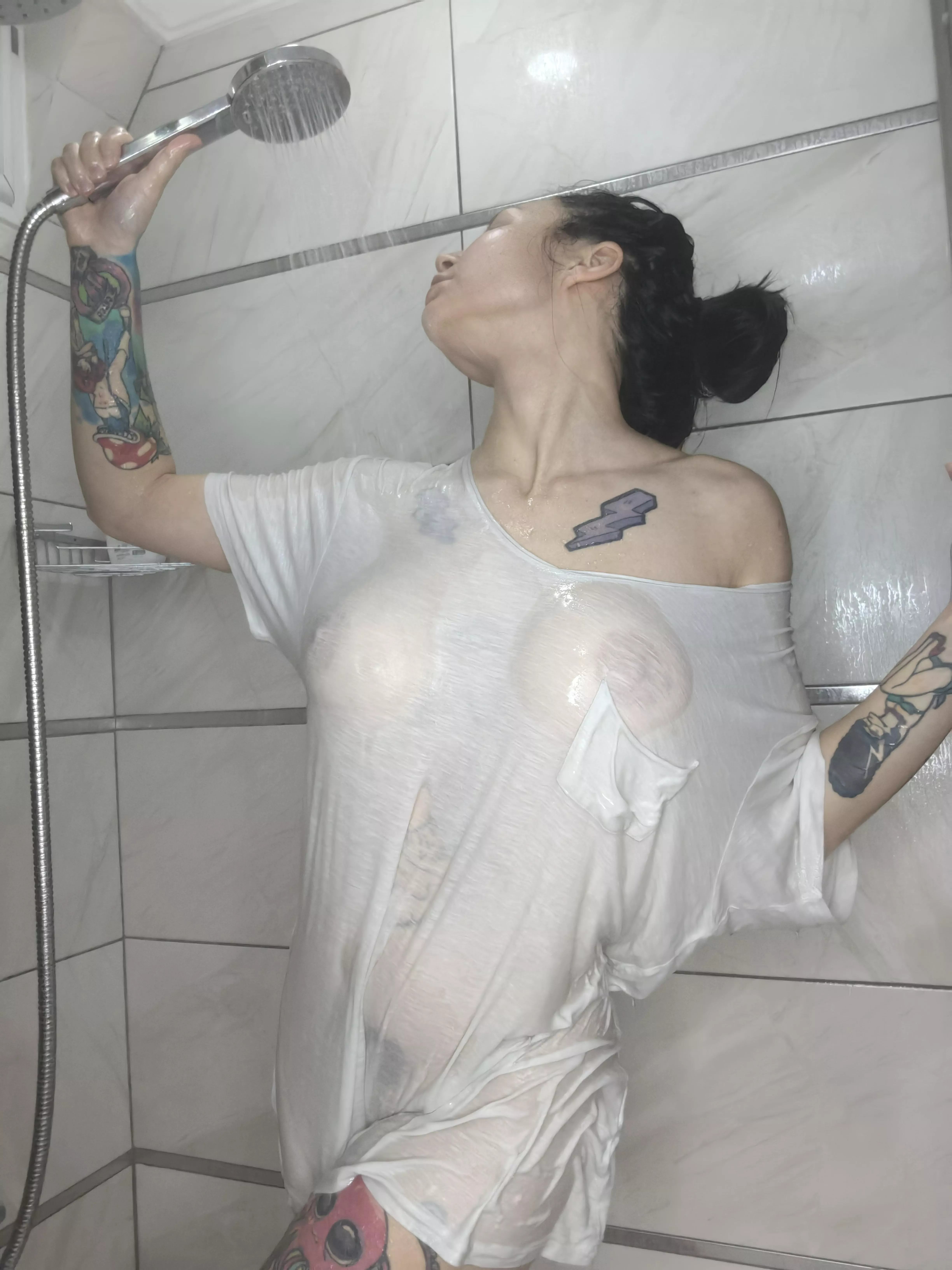 what's sexier than a wet white T-shirt?🤤 posted by XenaLucky