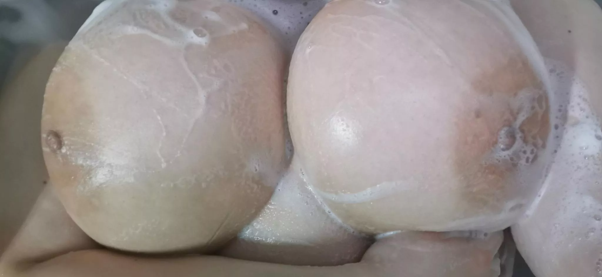 Would u help me to clean my huge tits if I asked u nicely? ❤️😣 posted by MrsBoohoo