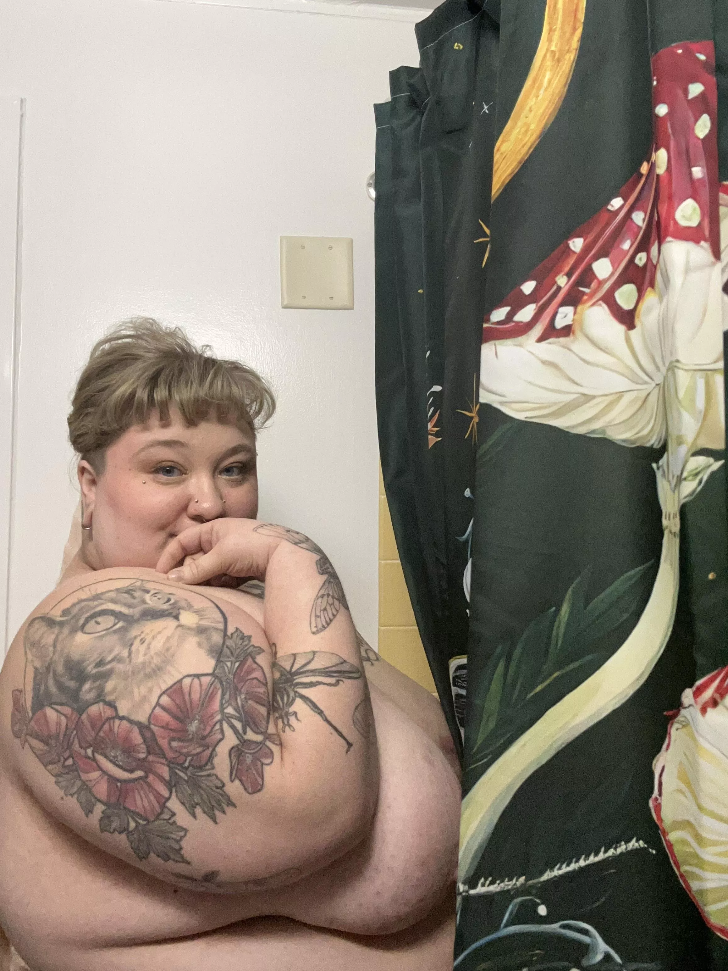 Afternoon shower, thought I looked cute 🥰 posted by magroom18