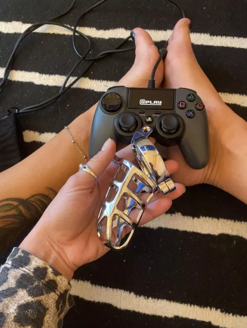 Do you wanna play with me?🖤 by MisSynHope